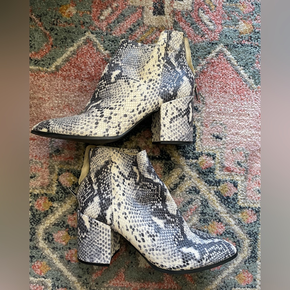 Steve Madden snakeskin ankle boots 9.5